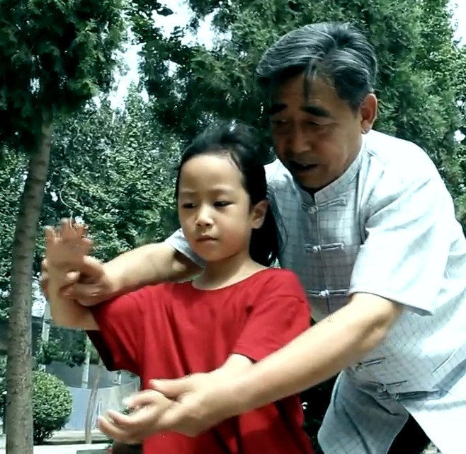 Chen Xiaoxing teaching a student