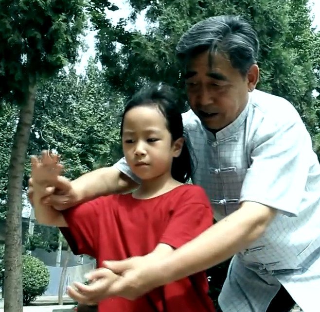 Chen Xiaoxing teaching a student